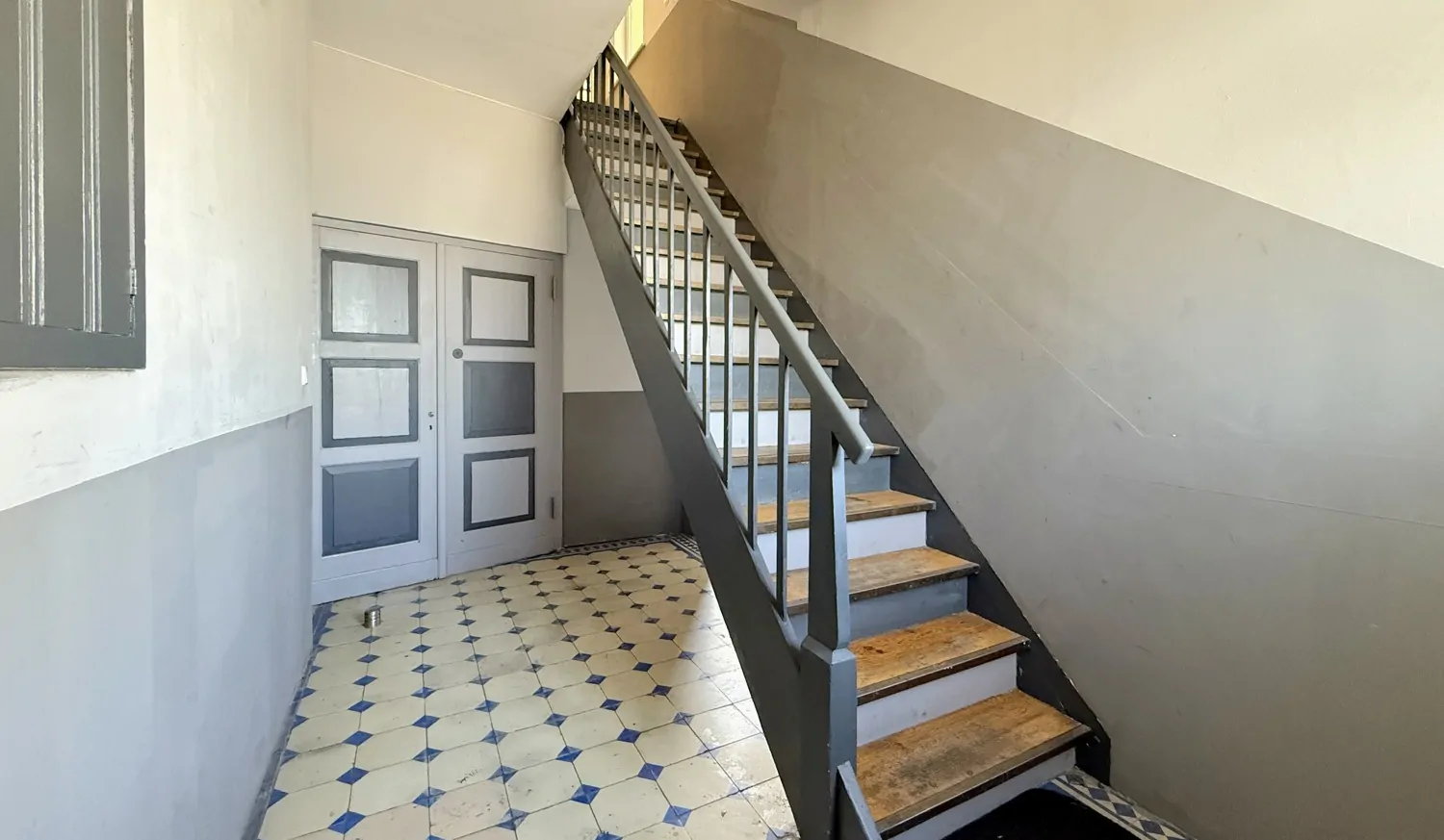 Hauseingang mit historischen bodenfliesen