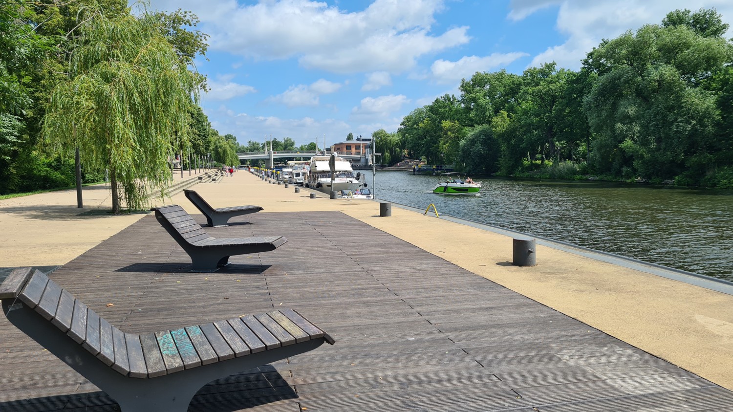 Exklusives Fabrikloft mit Wasserblick und Bootsliegeplatz