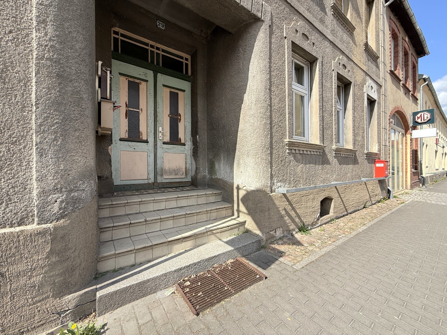 straßenseitige Haustür