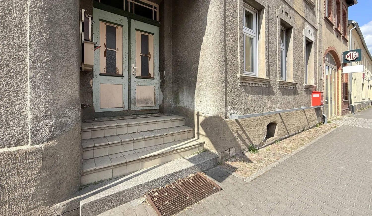 straßenseitige Haustür