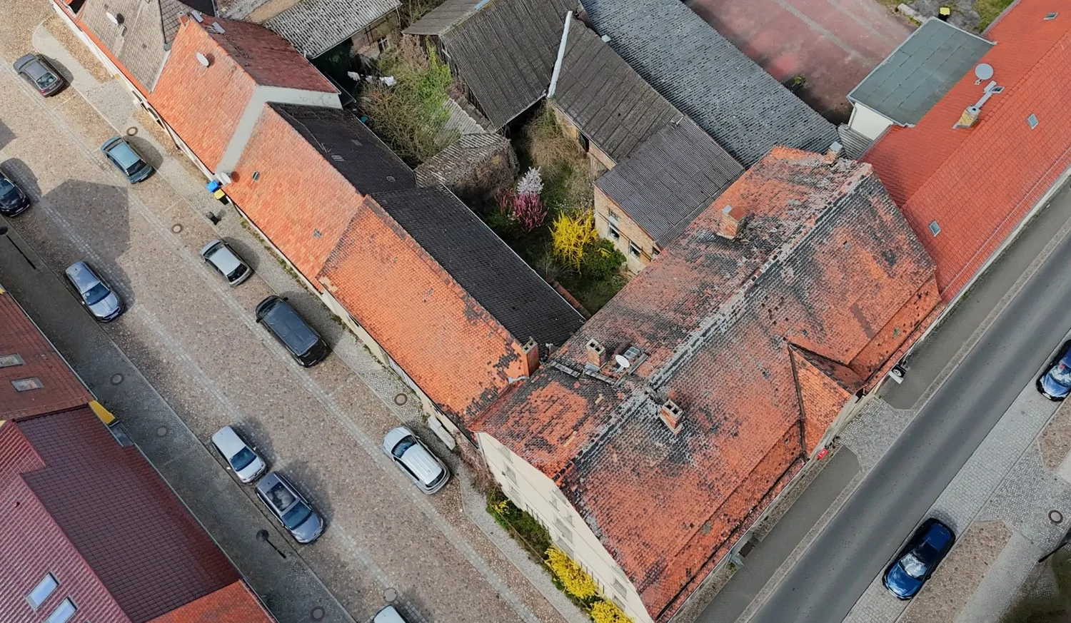 historisches Mehrfamilienhaus mit Nebengebäude und Scheune