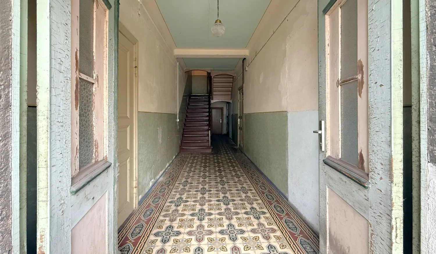 Doppelflügeltür und historische Fliesen