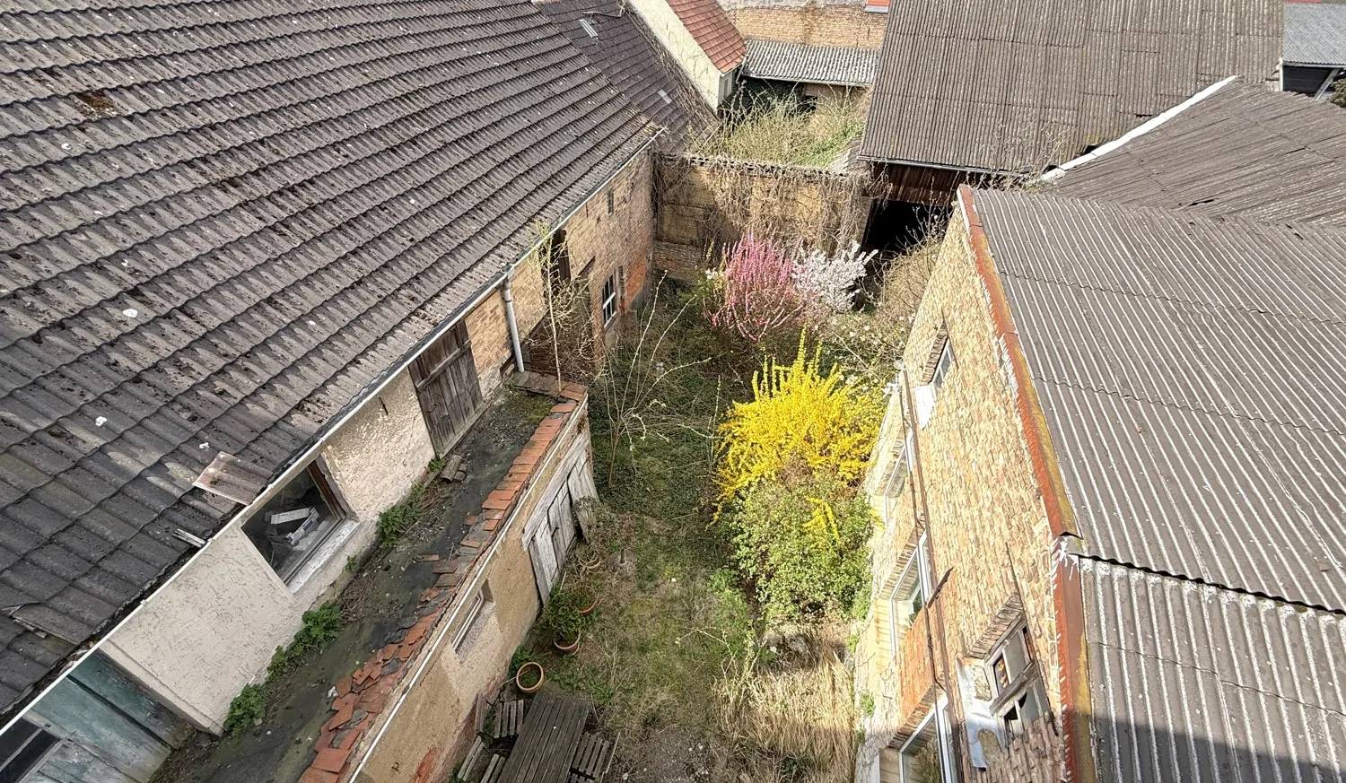 Innenhof mit Zugang zu den Nebengebäuden und der Scheune