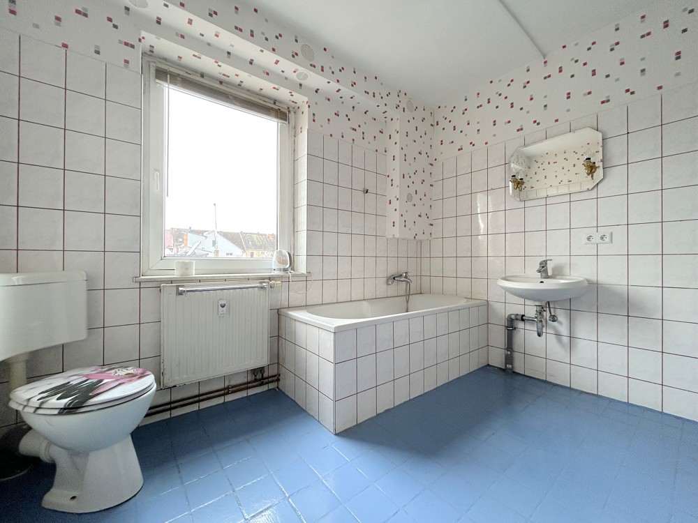 Badezimmer mit Badewanne und Dusche im Obergeschoss (WE3)