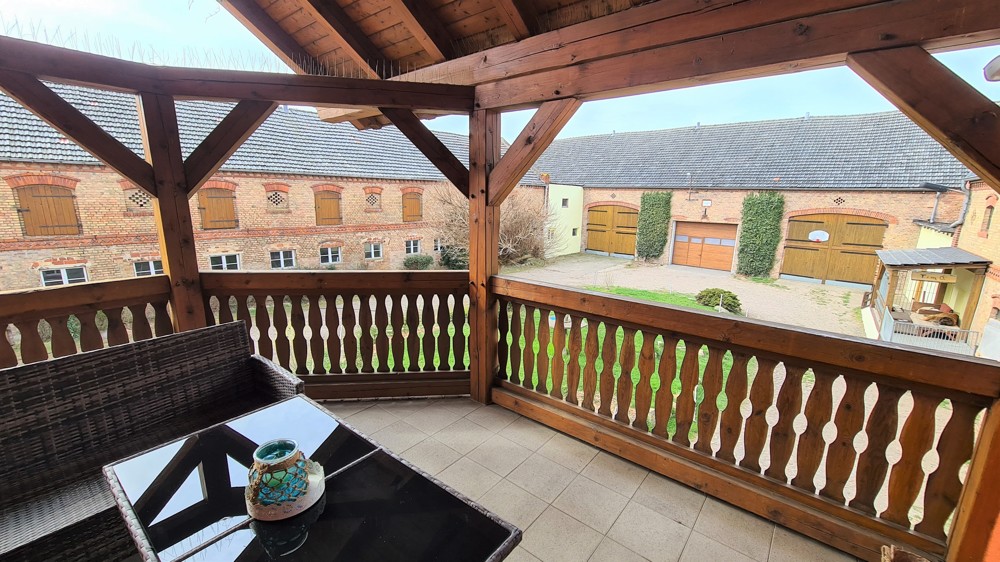 überdachter Balkon mit Blick in den Innenhof