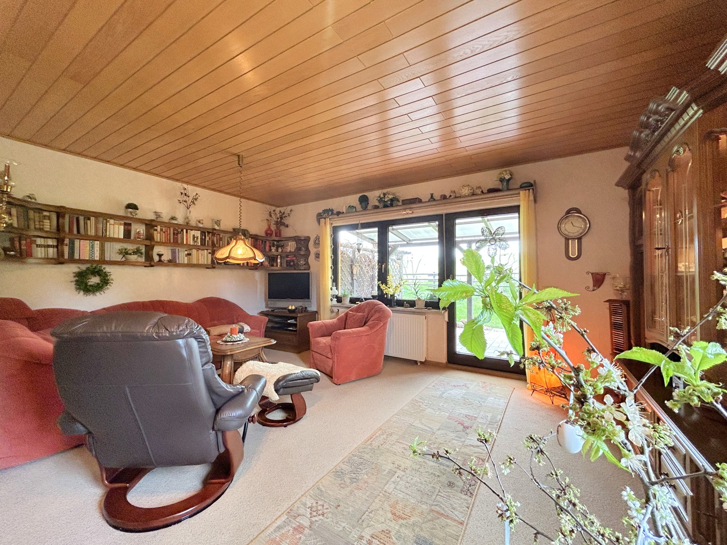 helles Wohnzimmer mit Terrassentür