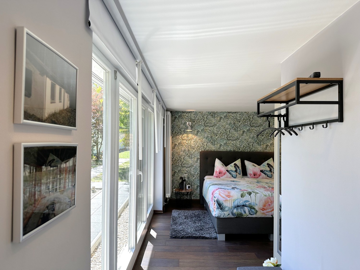 helles Schlafzimmer mit bodentiefen Fenstern (Ferienhaus)