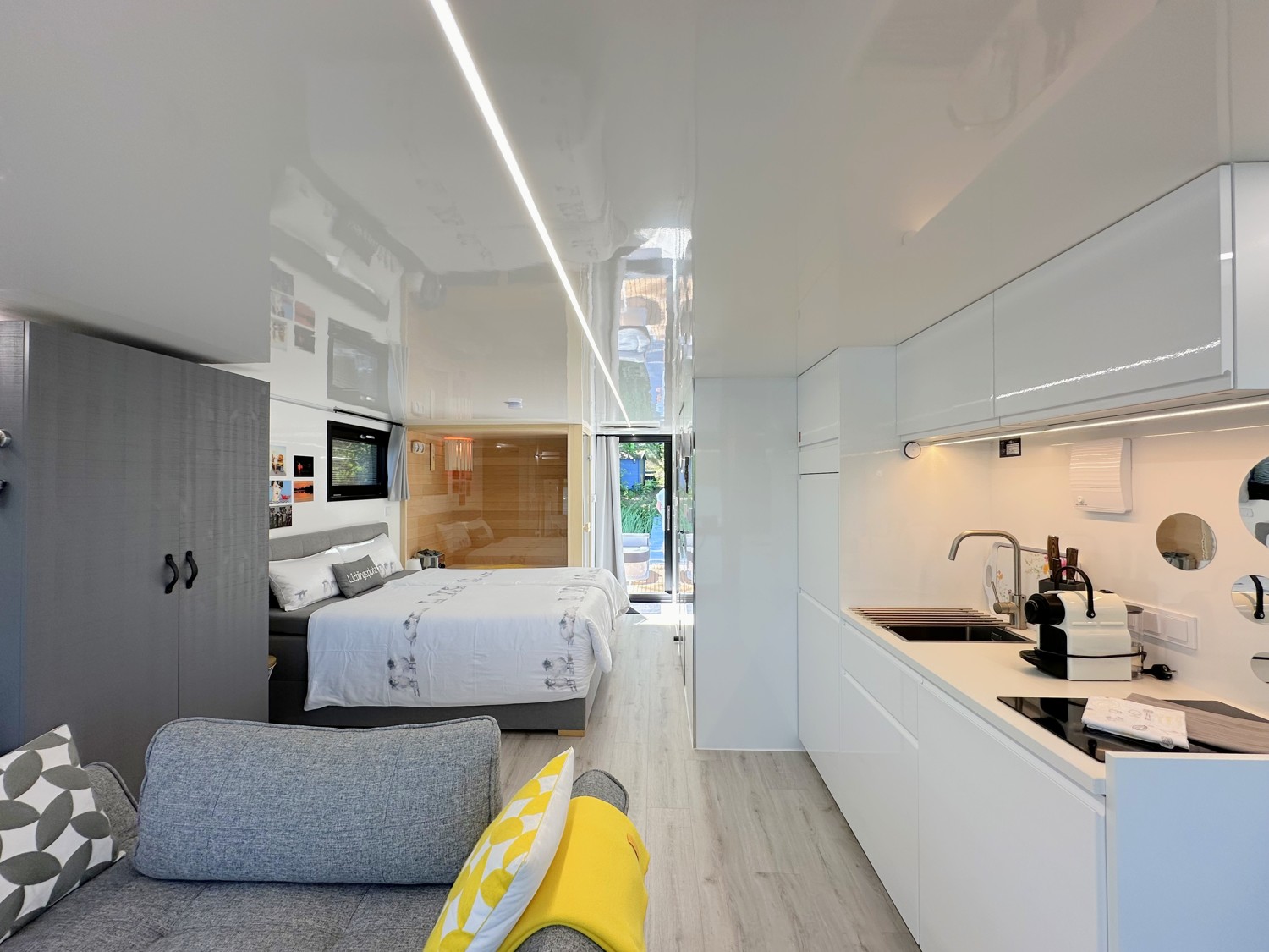 Wohnbereich mit offener Küche (Hausboot)