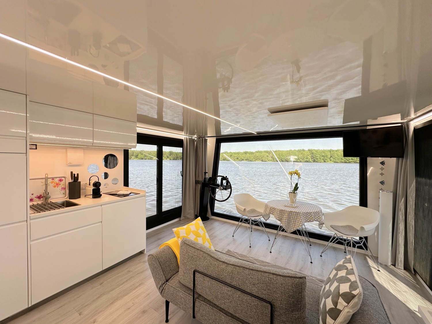 Wohnbereich mit offener küche und bodentiefen Fenstern (Hausboot)