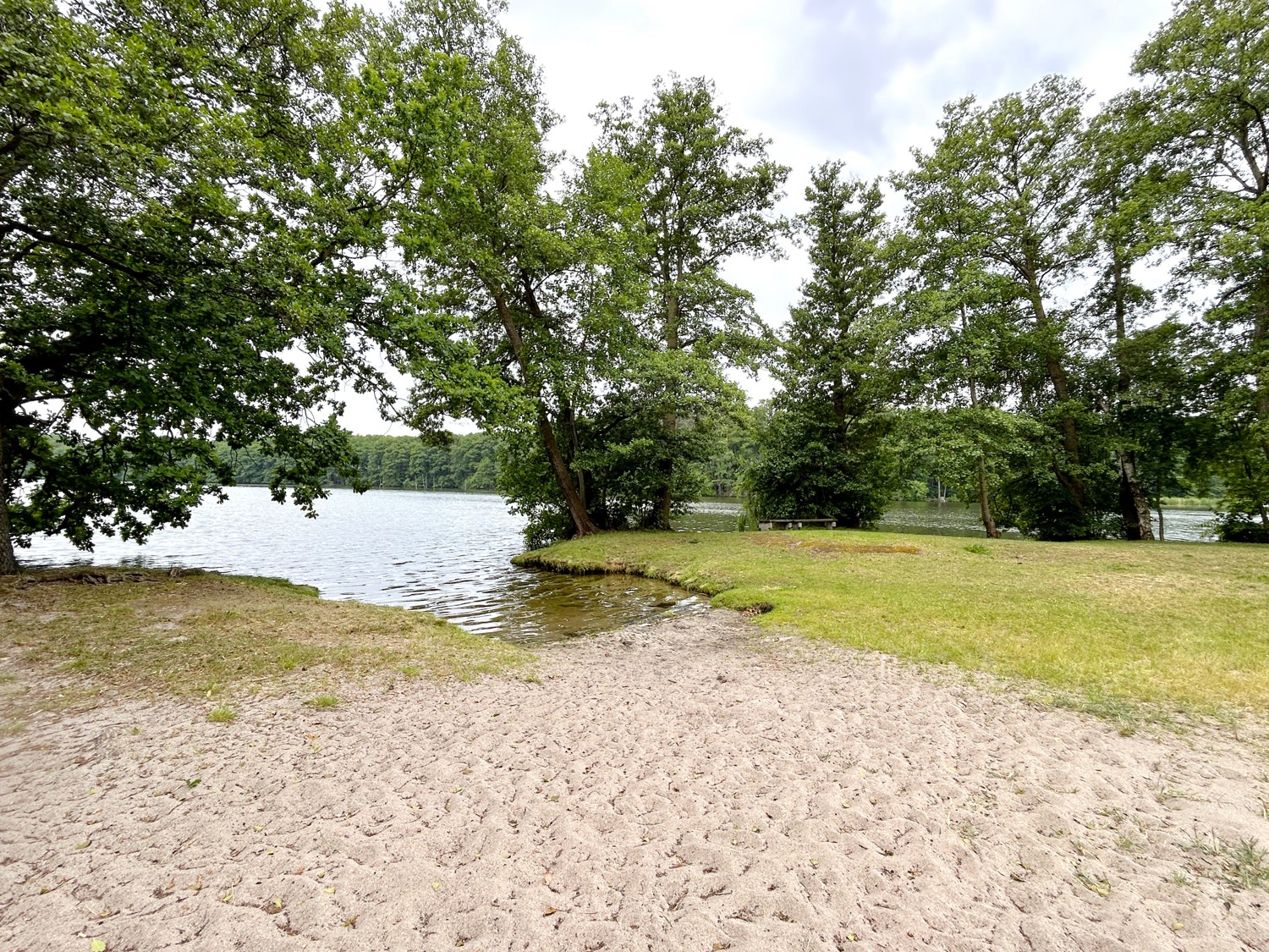 Badestelle mit Sandstrand am Netzener See