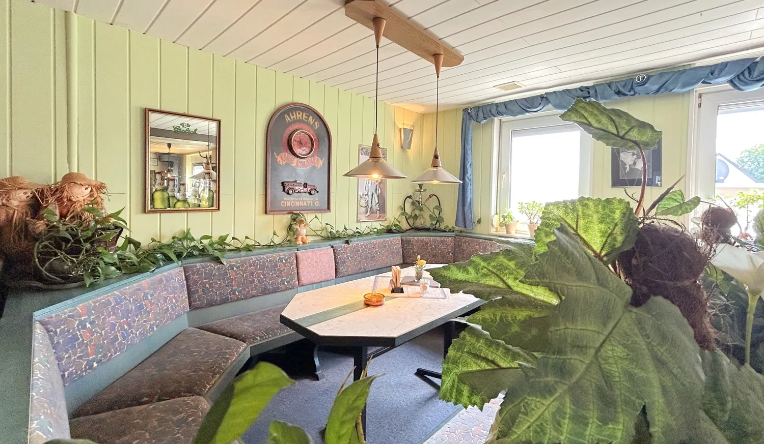 heller Gastraum mit Sitzmöglichkeiten