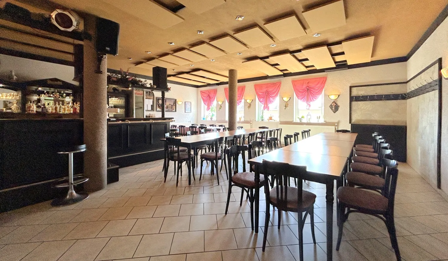 großer Veranstaltungsraum mit Bar, Buffetraum und separaten WCs