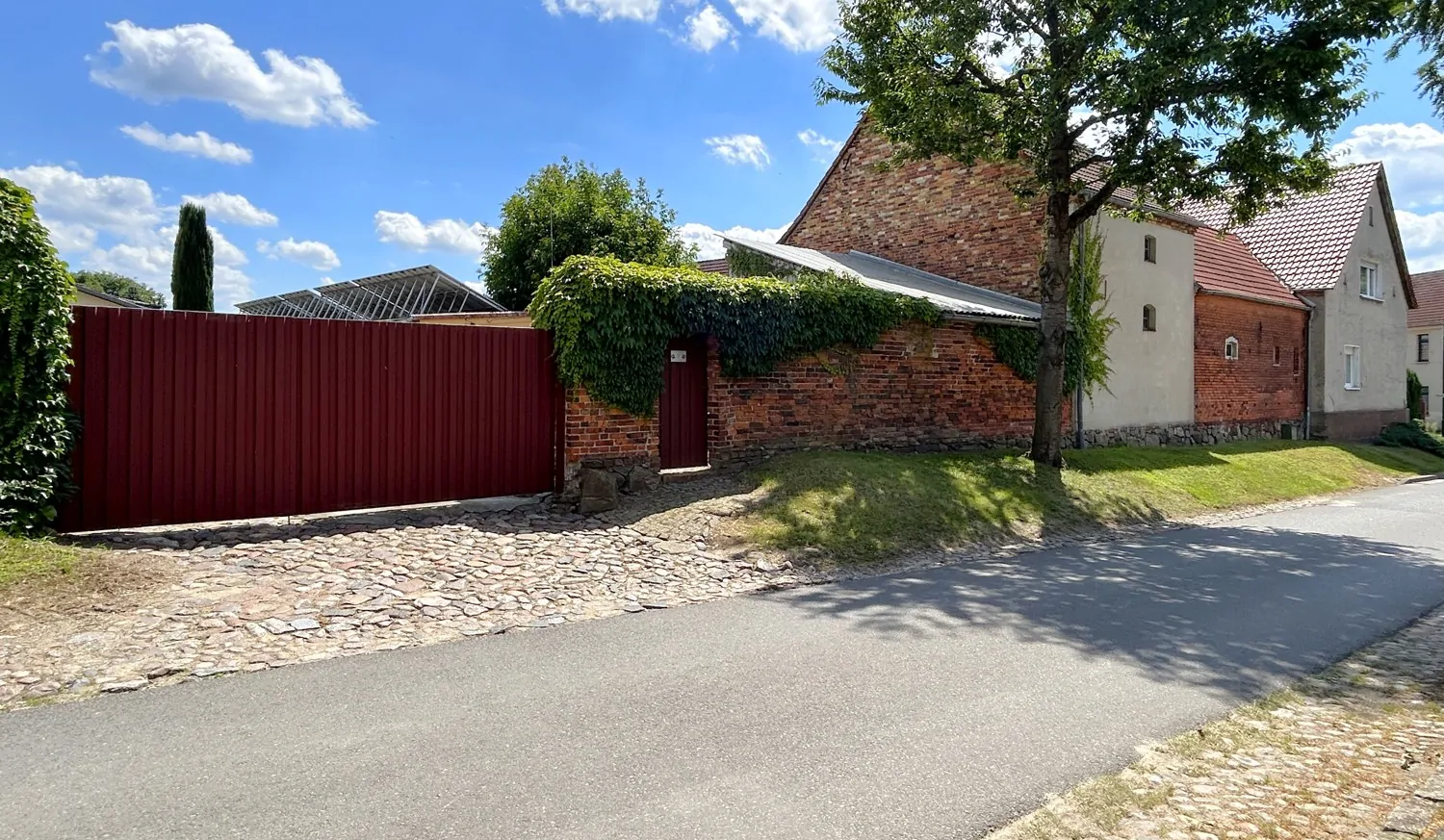 Seitenansicht mit Hofzufahrt