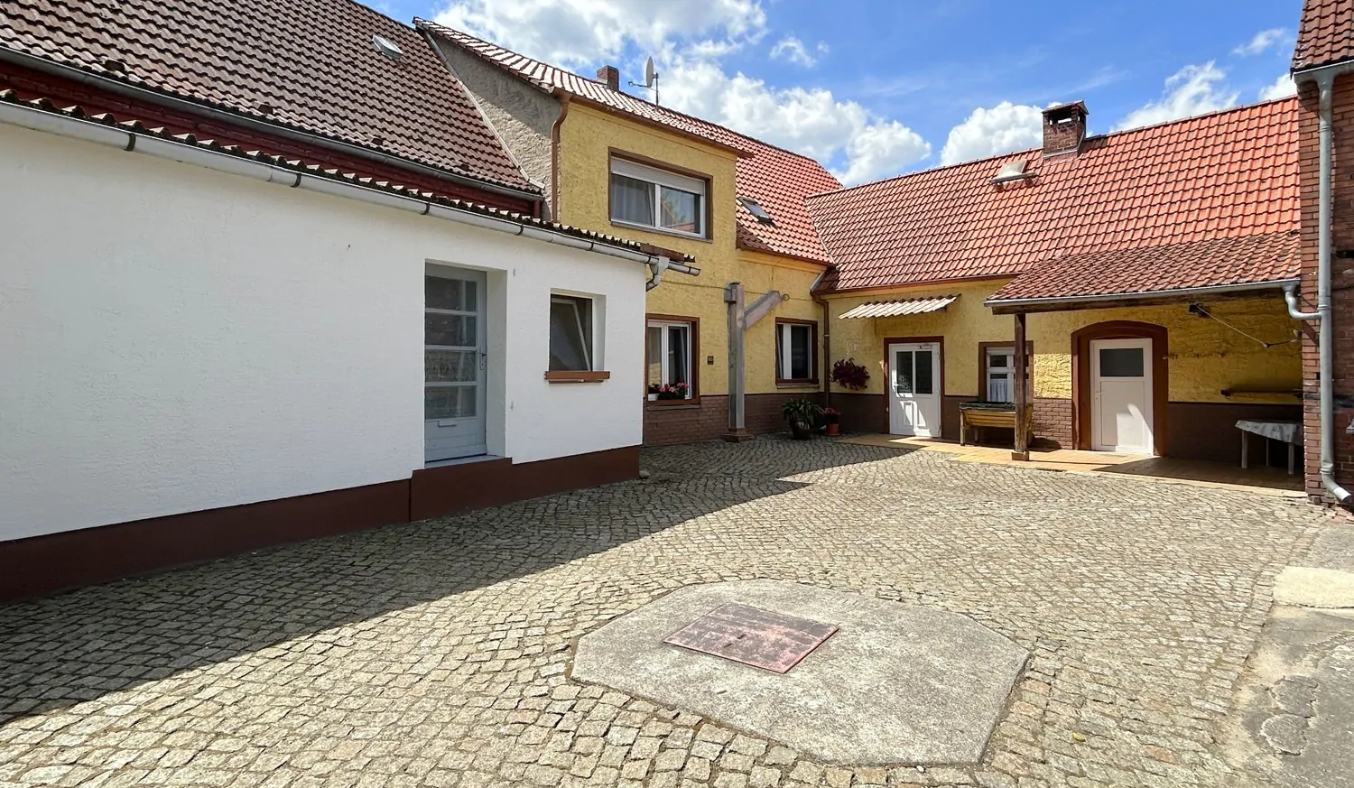 gepflasterter Innenhof mit Hauseingängen