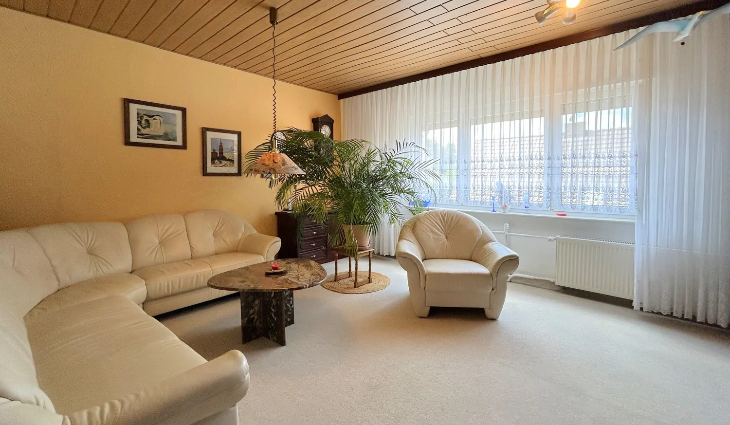 lichtdurchflutetes Wohnzimmer im Dachgeschoss