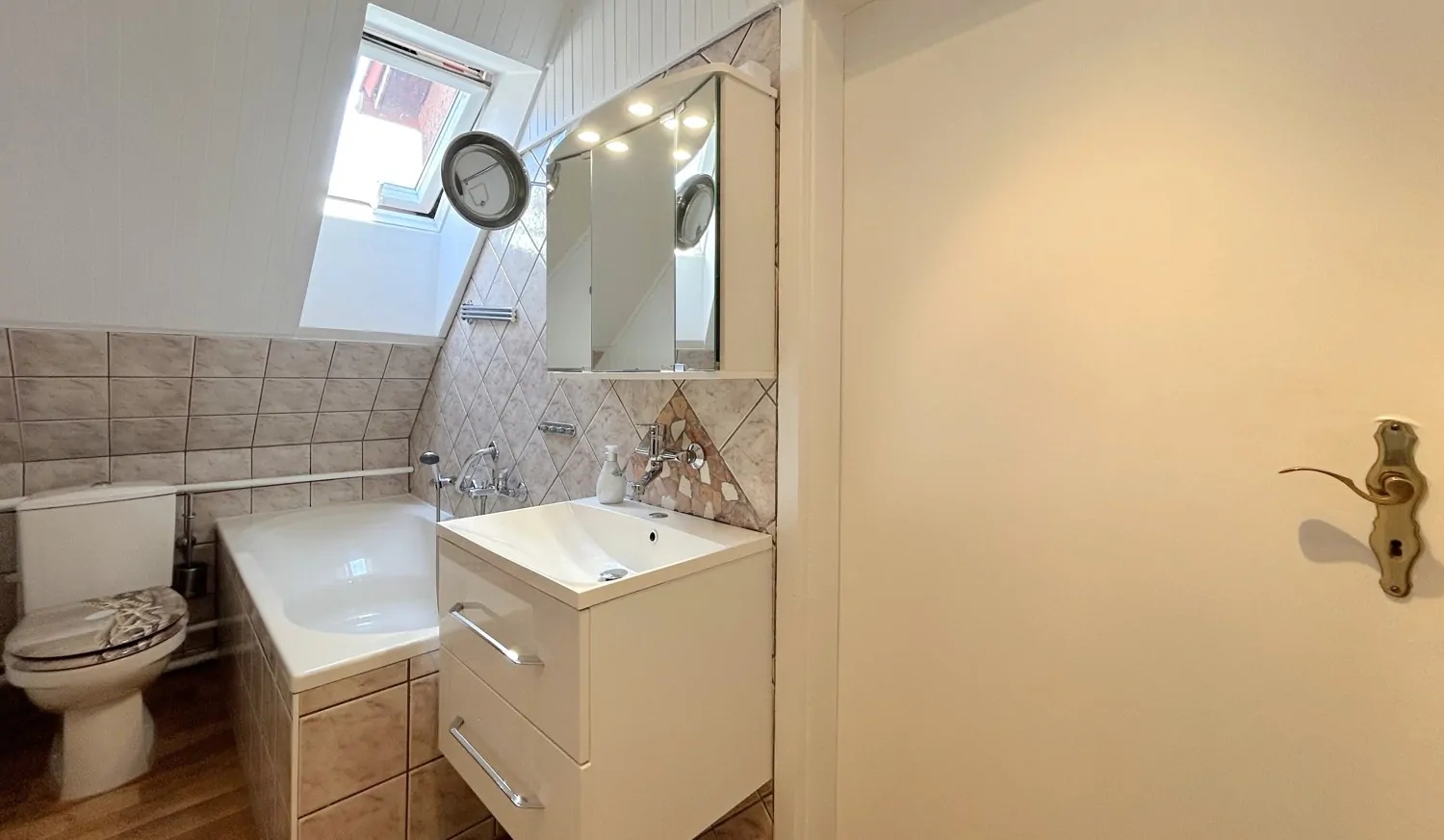 Badezimmer mit Badewanne und Dachfenster