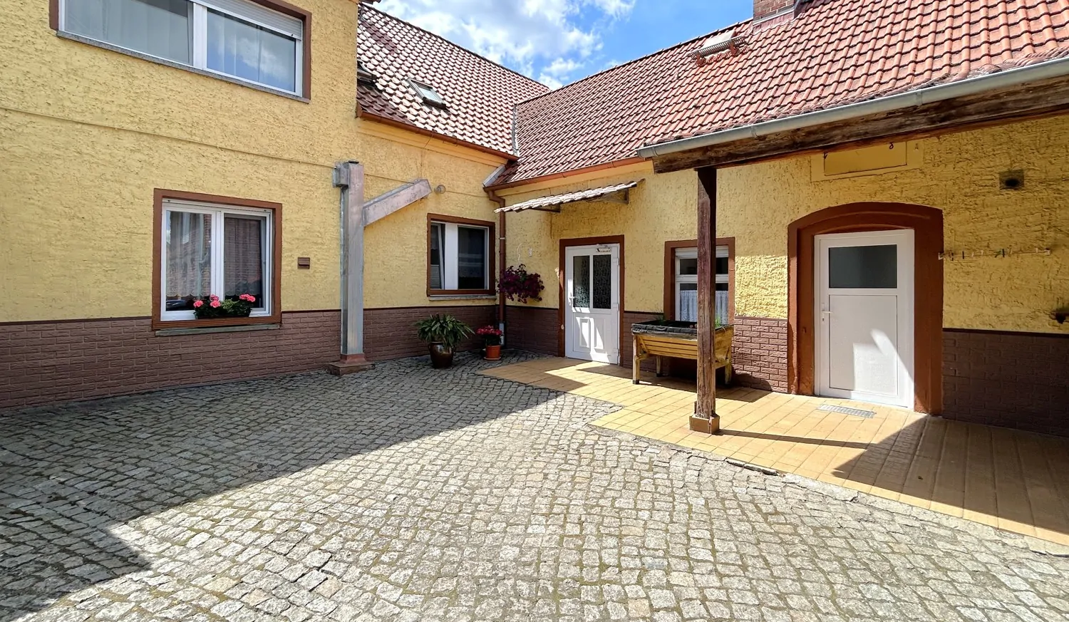 hofseitiger Hauseingang im Anbau