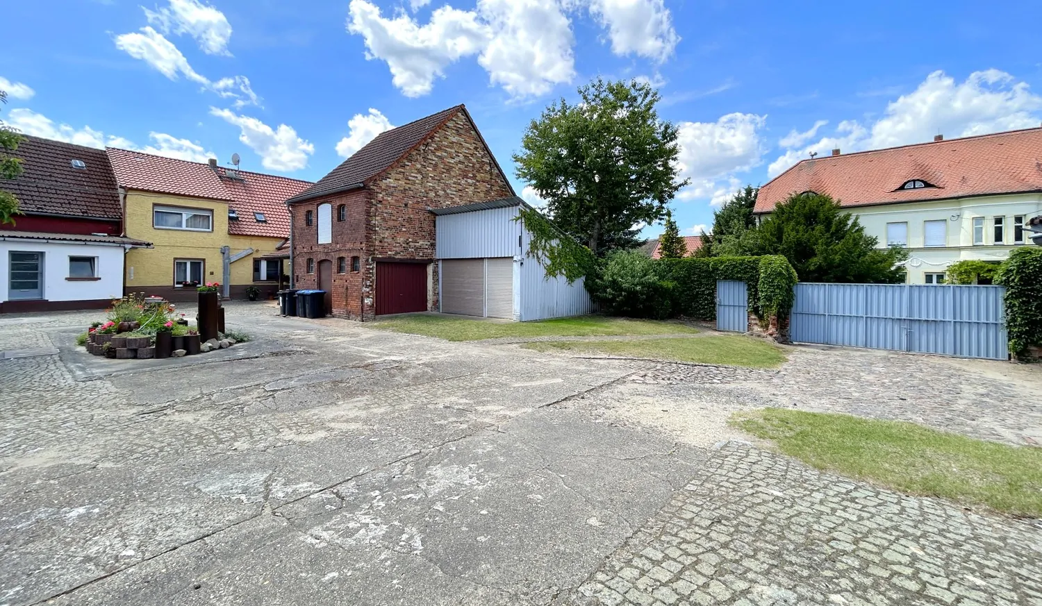 befestigte Zufahrt zum Innenhof