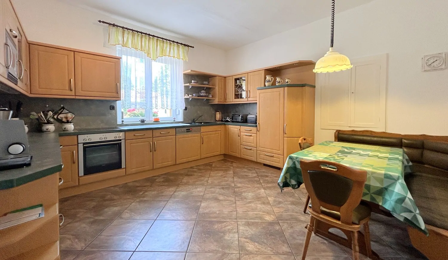 geräumige Einbauküche mit funktionsfähigen Geräten