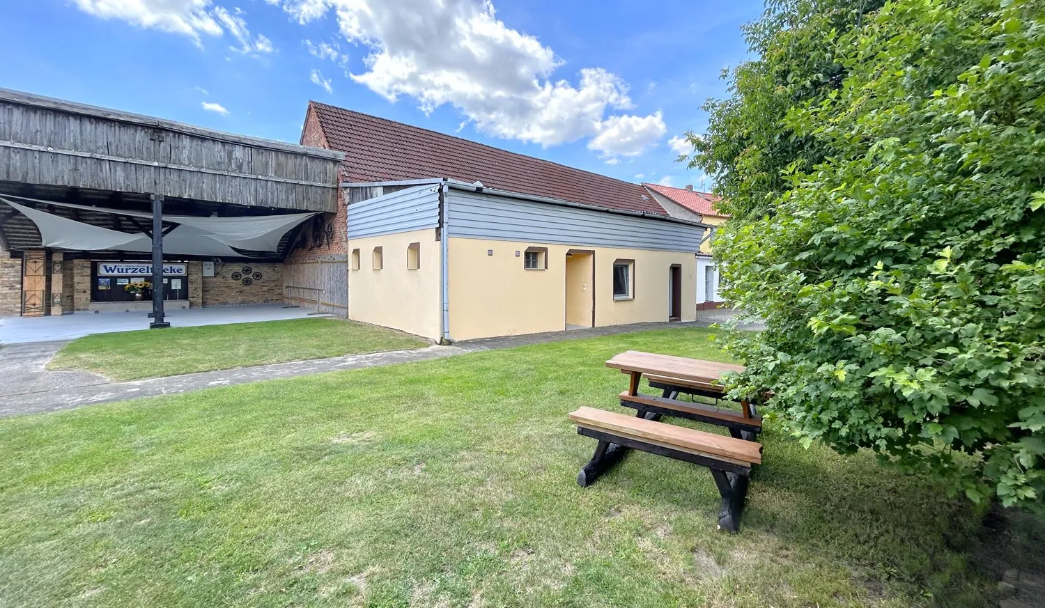 gepflegter Außenbereich mit überdachter Terrasse