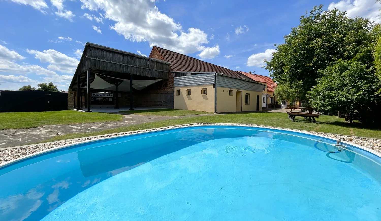 Pool mit Terrasse im Garten