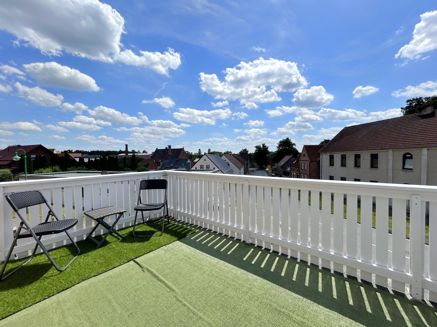 Balkon mit Blick über den Ort