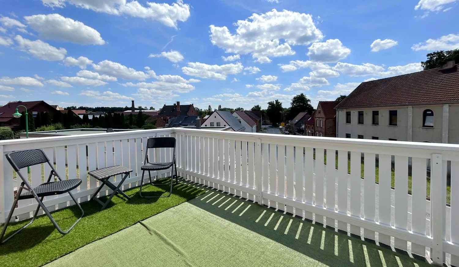 Balkon mit Blick über den Ort