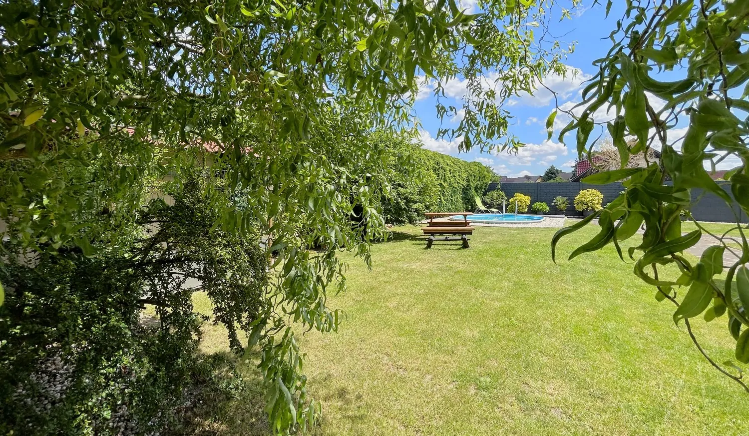 gepflegter Garten mit Pool