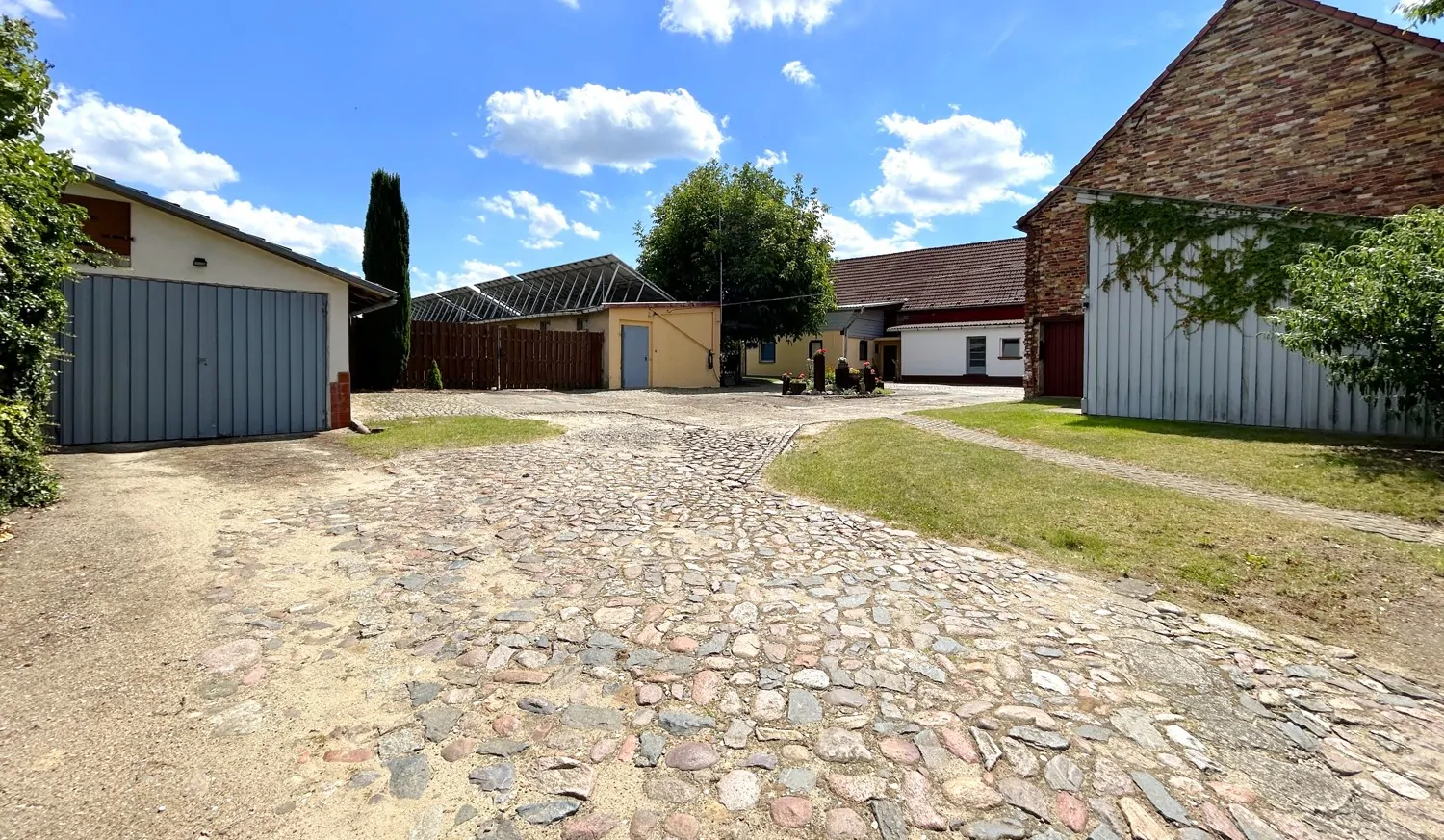 großer Innenhof mit drei Garagen, Werkstatt und Nebengebäuden