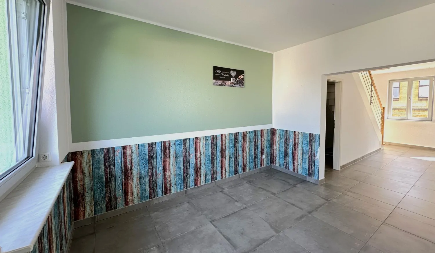 Küchenbereich mit angrenzendem Balkon