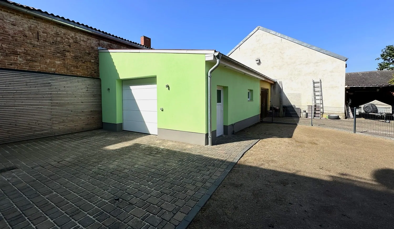 Garage mit gepflasterter Zufahrt