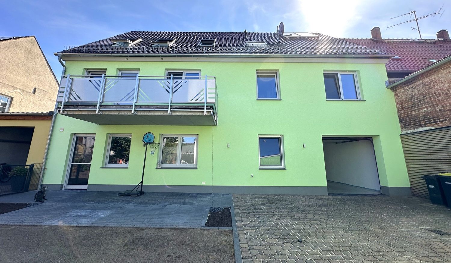 HInterhof mit Terrasse und Durchfahrt