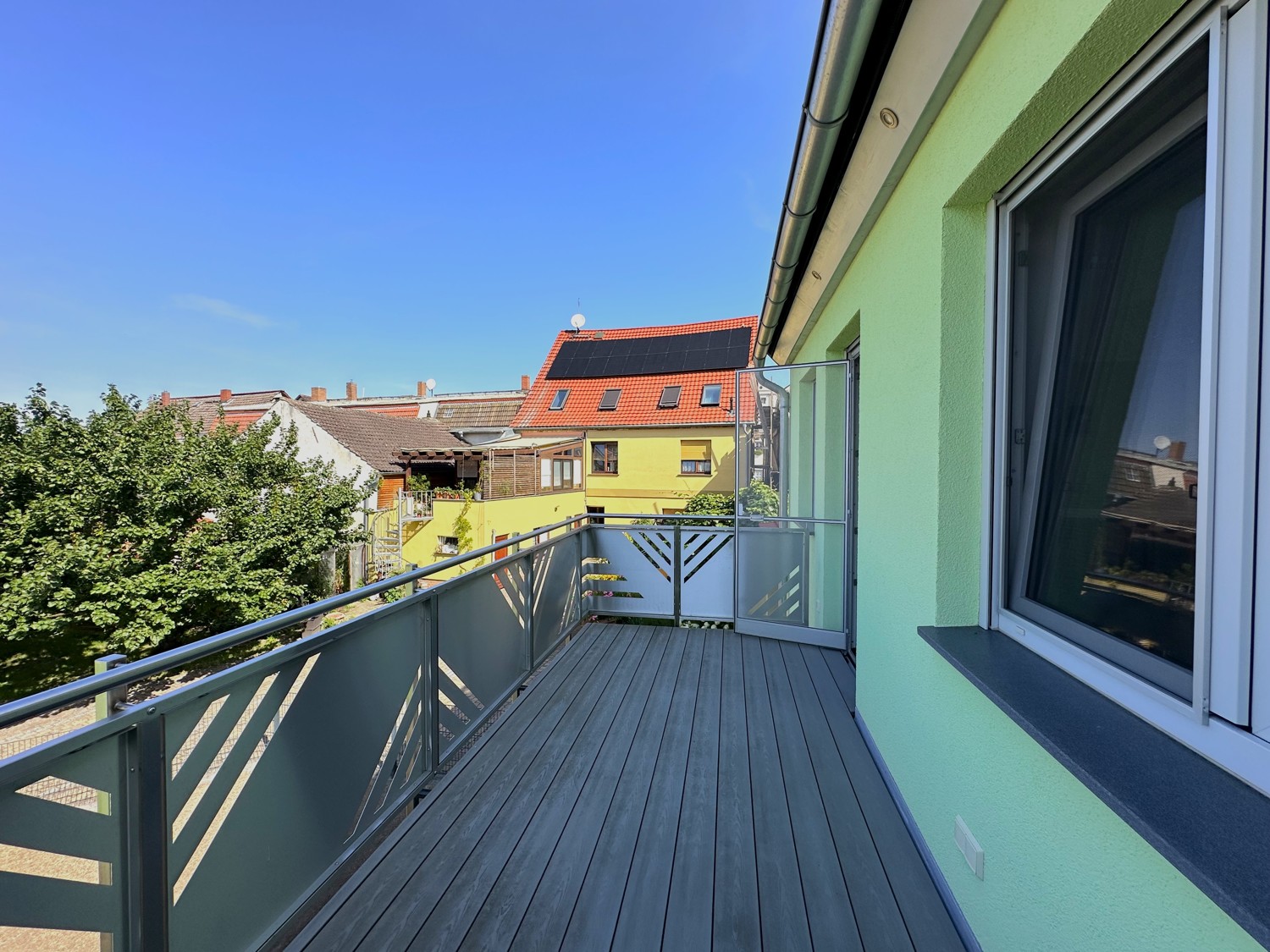 Balkon mit Blick auf den Hinterhof