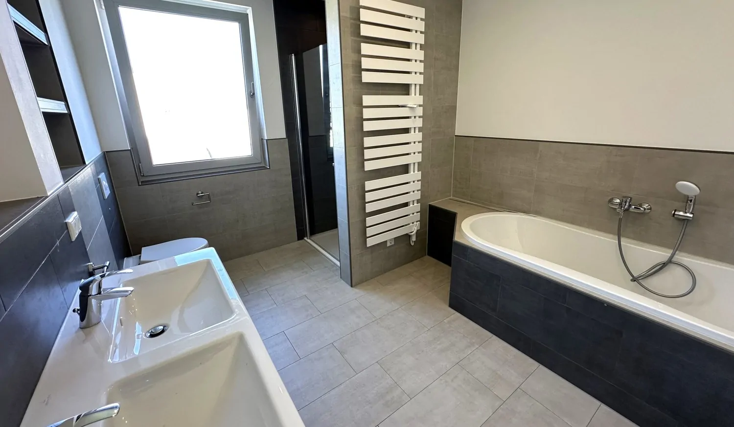 neumodisches Vollbad im Obergeschoss
