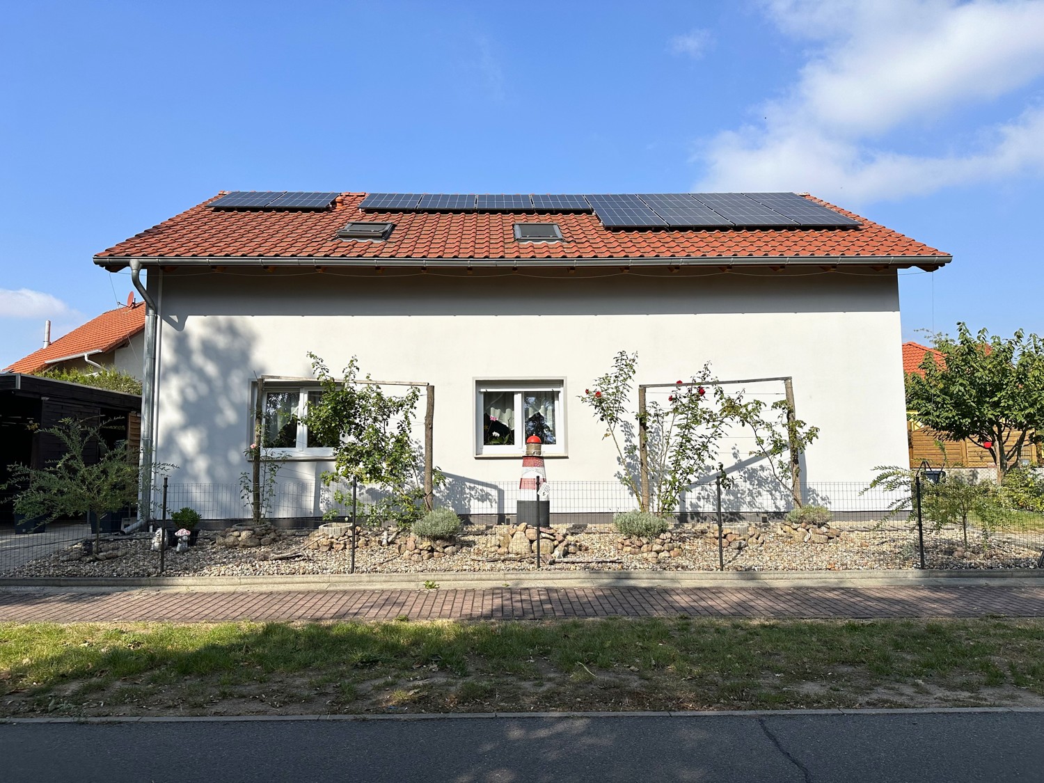 hochwertiges Einfamilienhaus mit Pool und Garten