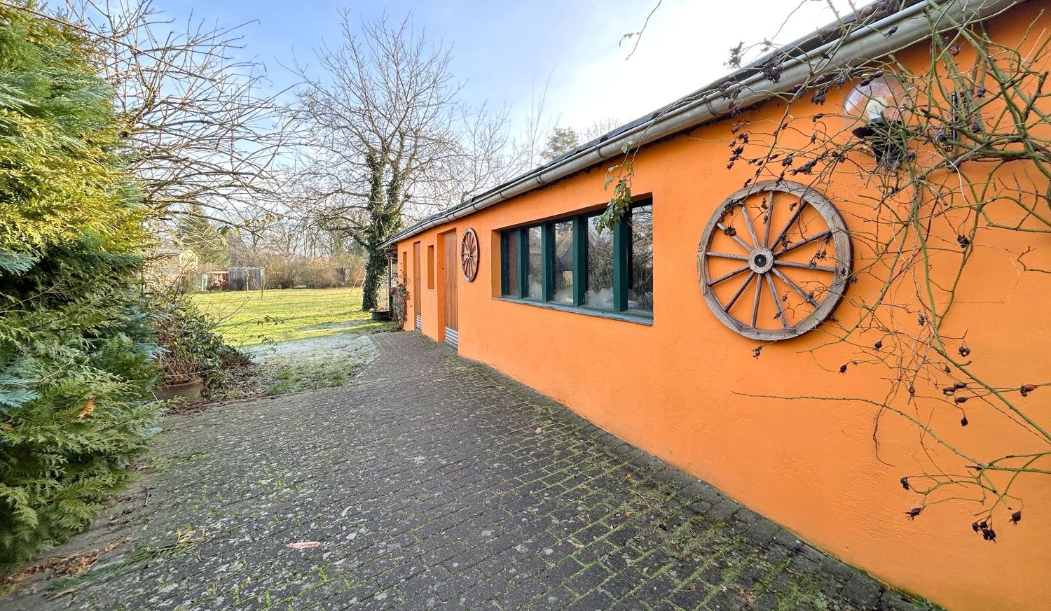 Nebengebäude mit Werkstatt und Abstellräumen