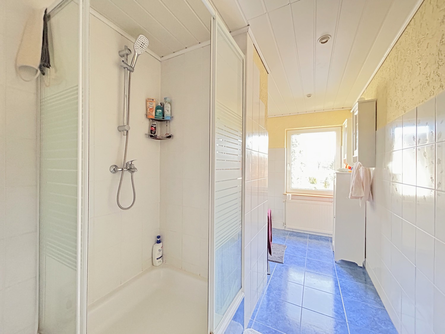 Badezimmer mit Dusche im Dachgeschoss