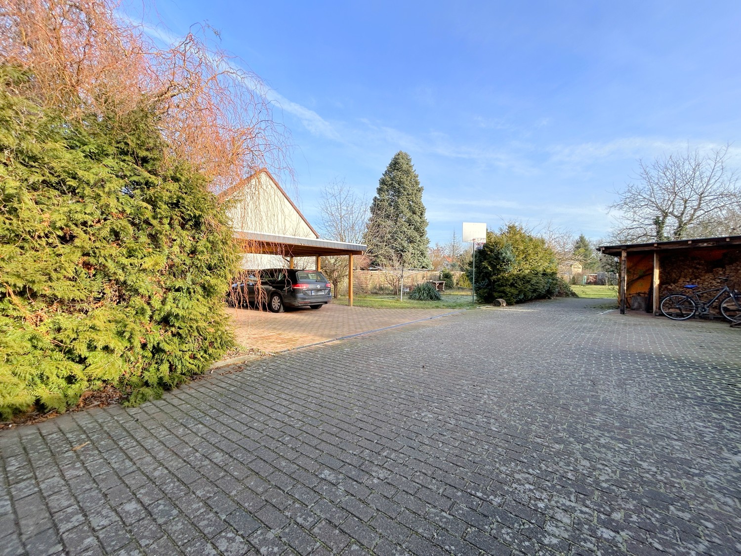 gepflasterte Auffahrt