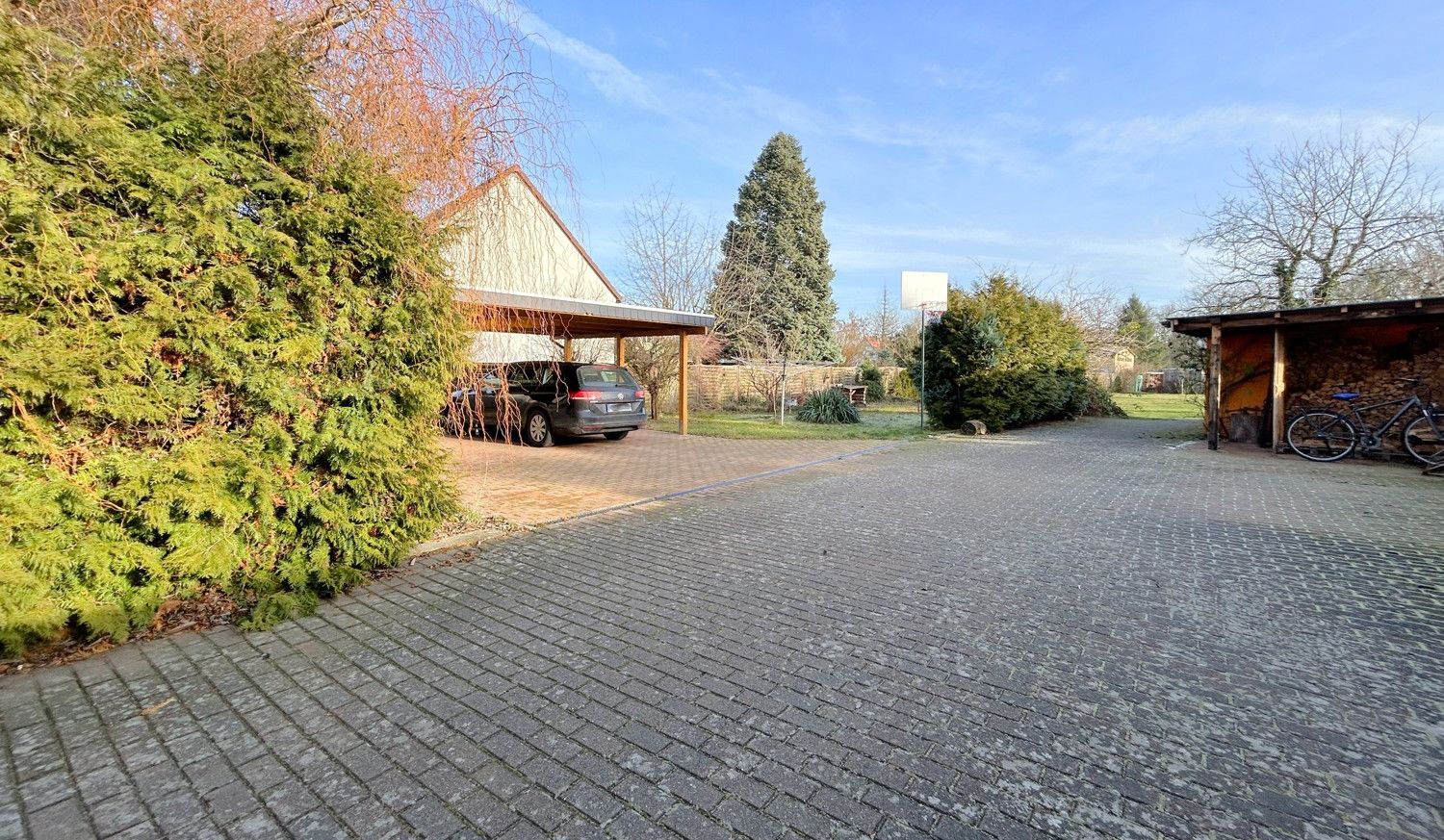 gepflasterte Auffahrt