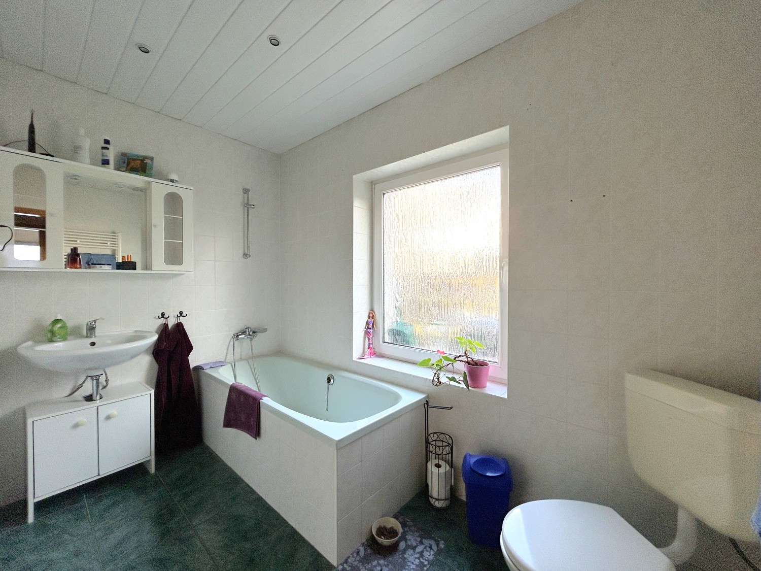 helles BAdezimmer mit BAdewanne