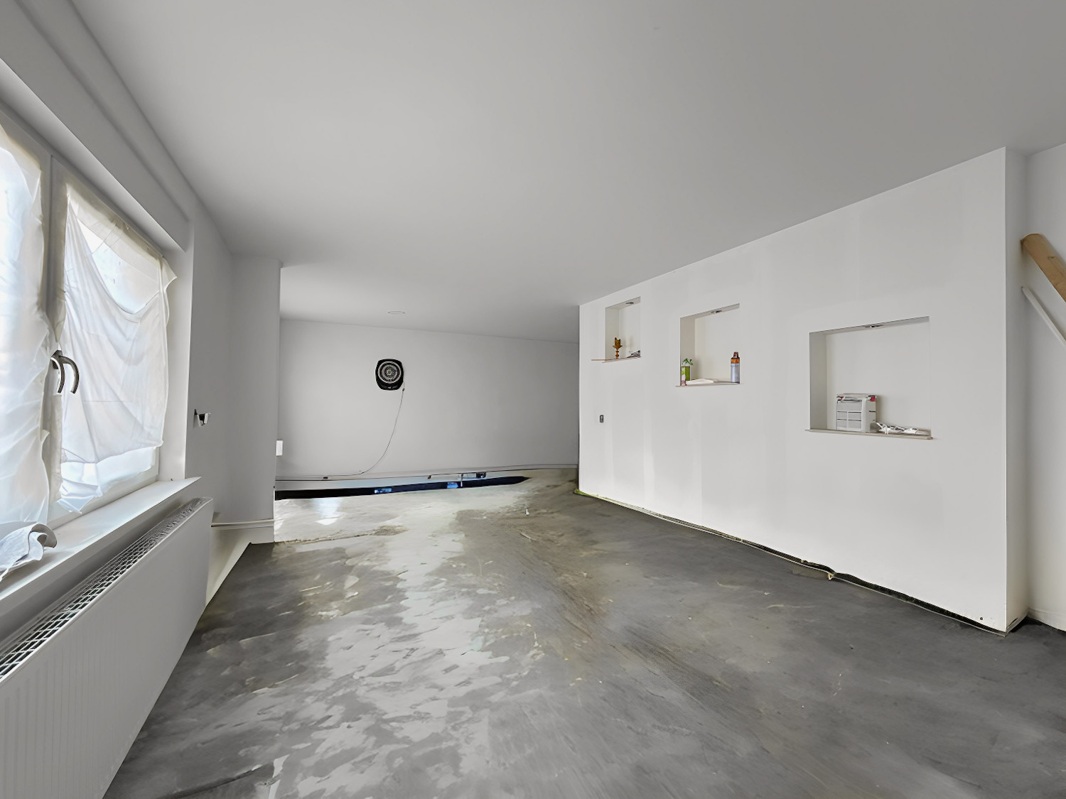 großzügiges Wohnzimmer (KI bearbeitet)