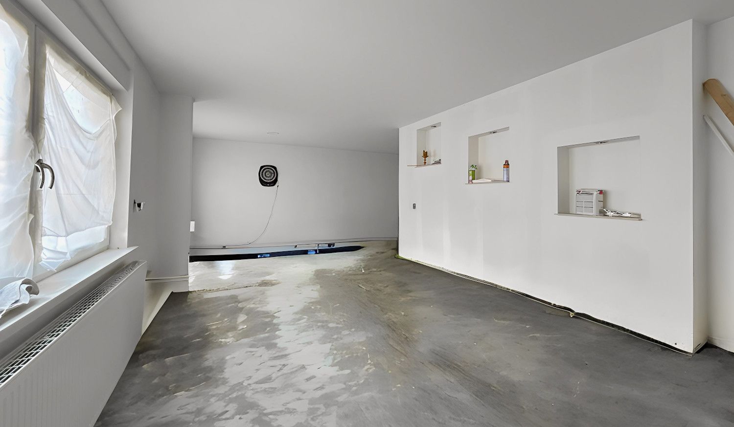 großzügiges Wohnzimmer (KI bearbeitet)