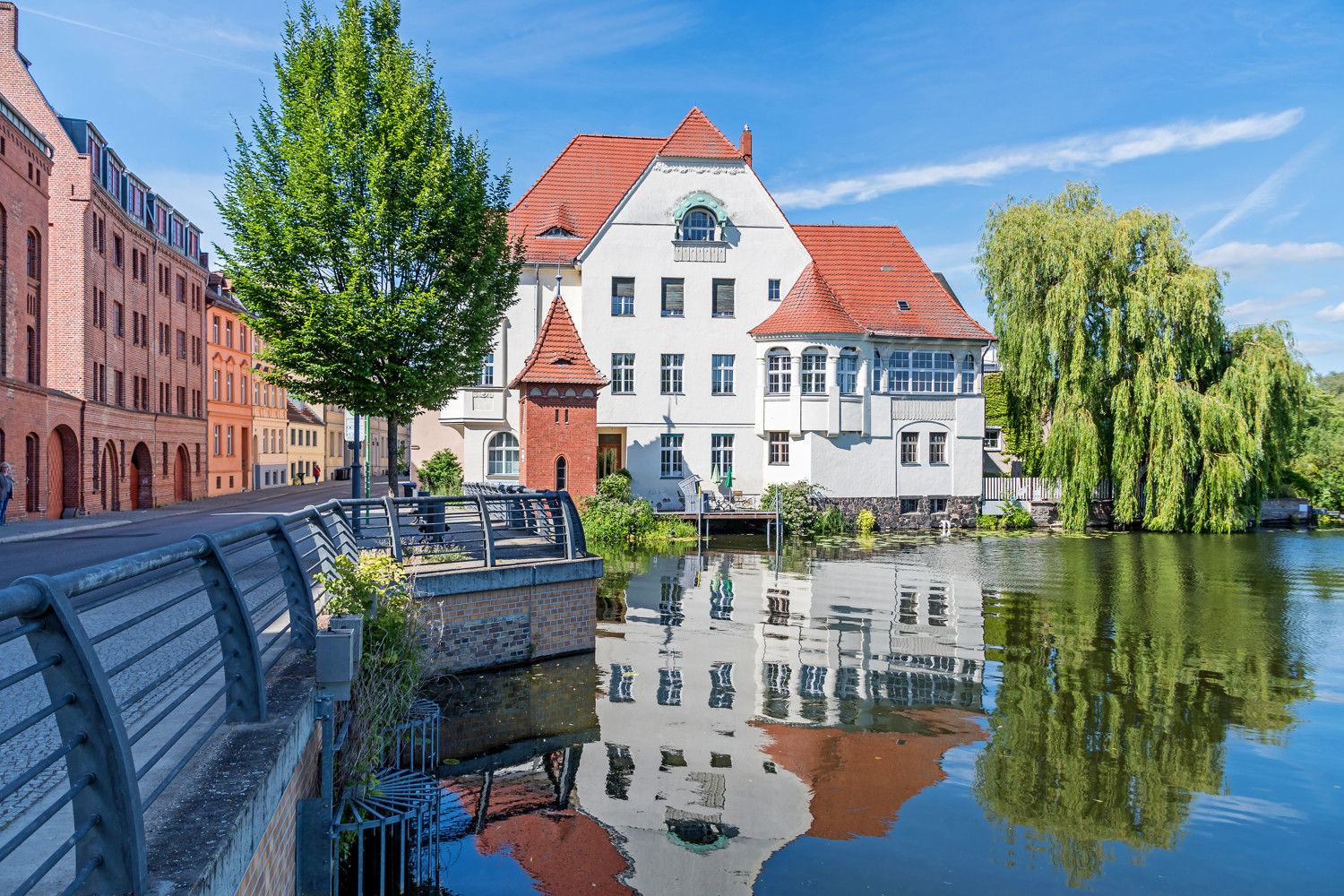 OO NeuUfer 
10 moderne Eigentumswohnungen mit Wasserblick und Balkon