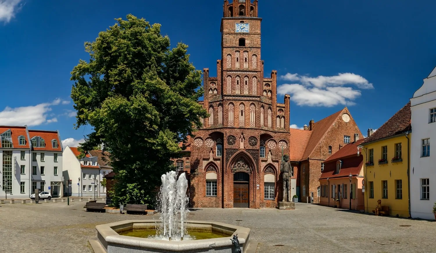 OO NeuUfer 
Modernes Mehrfamilienhaus mit Wasserblick und Südbalkonen