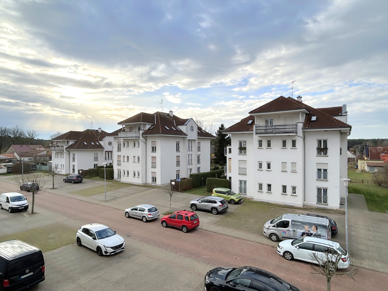 modernes Wohngebiet mit vielen Parkplätzen