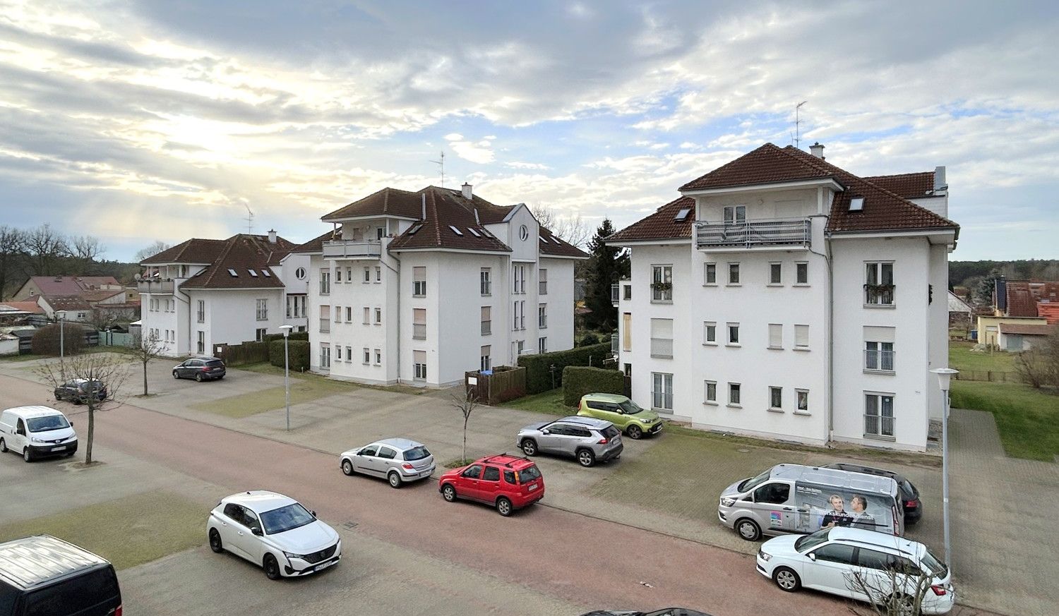 modernes Wohngebiet mit vielen Parkplätzen