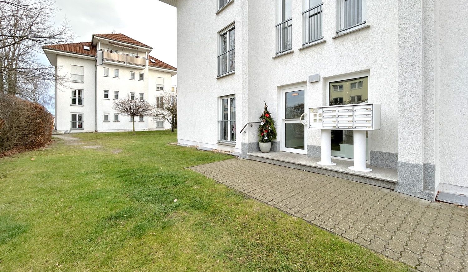 gepflasterter Weg zur Haustür