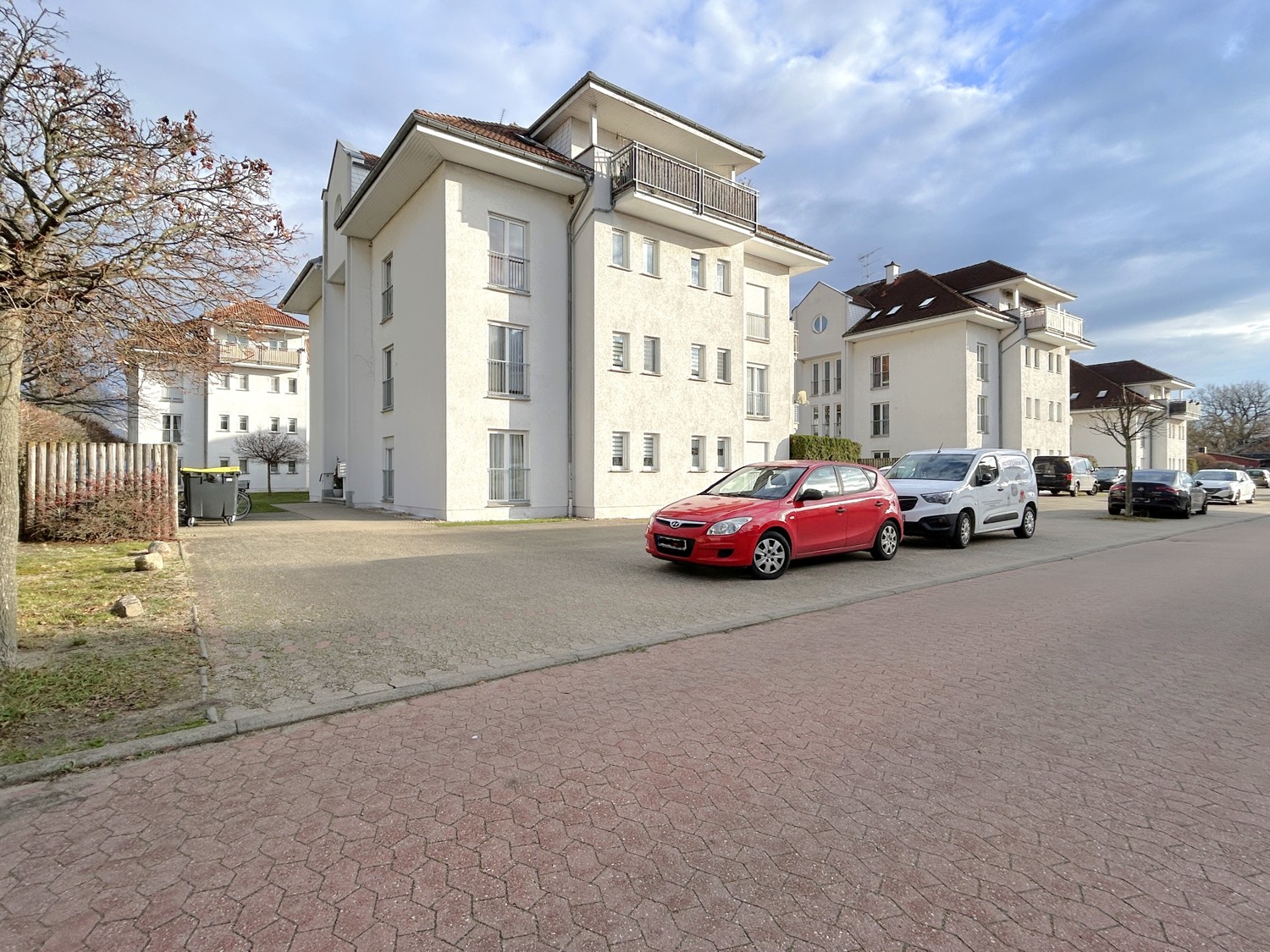 ruhige Straße mit vielen Parkplätzen