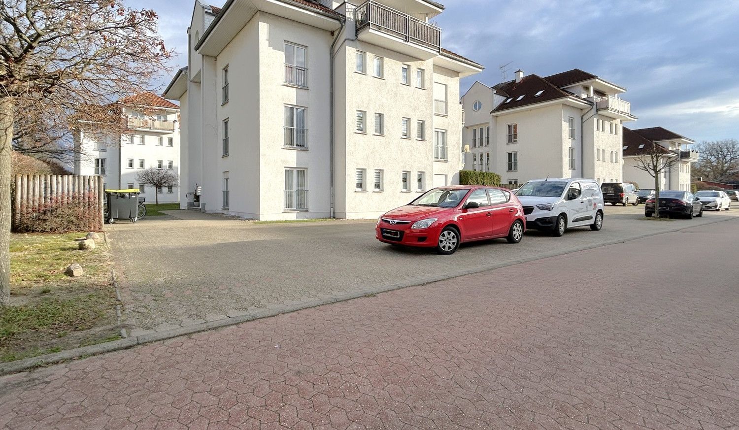 ruhige Straße mit vielen Parkplätzen