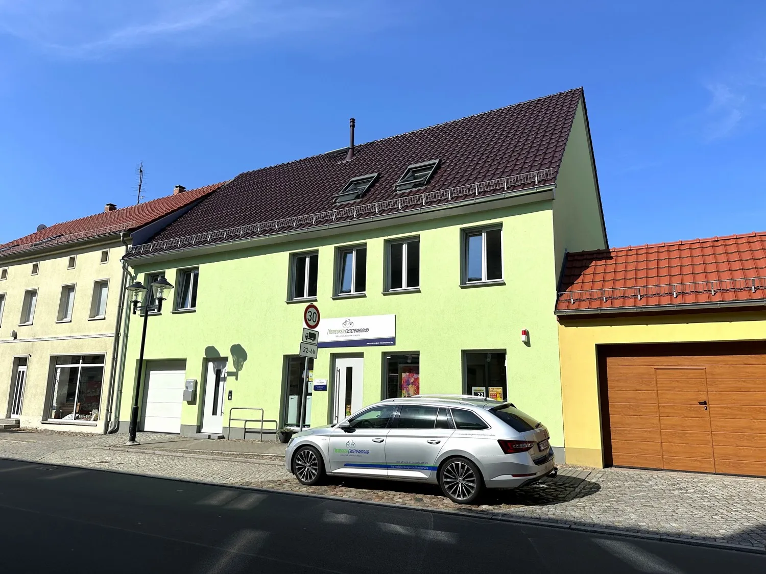 modernes Wohn- und Geschäftshaus